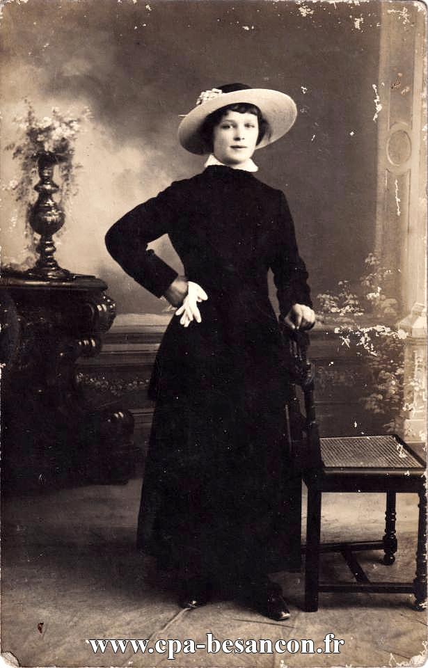 BESANÇON - Portrait d une jeune femme